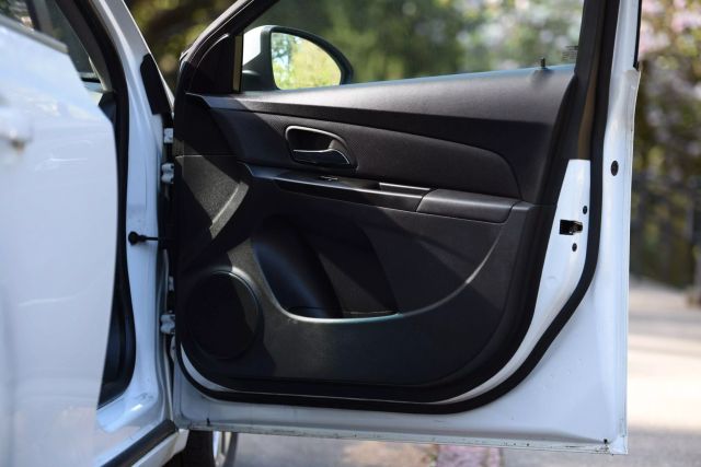 2012 Chevrolet Cruze - Image 12