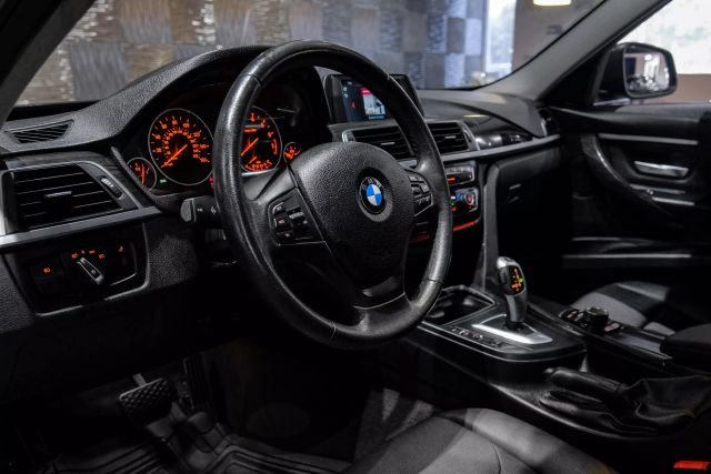 2018 Bmw 3 Series 320i Xdrive Sedan 4d - Image 3