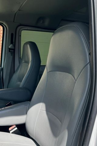 2005 Ford E150 Super Duty Cargo - Image 37