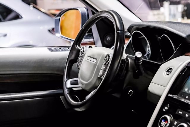 2017 Land Rover Discovery Hse Luxury Sport Utility 4d - Image 17