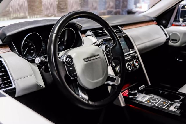 2017 Land Rover Discovery Hse Luxury Sport Utility 4d - Image 18
