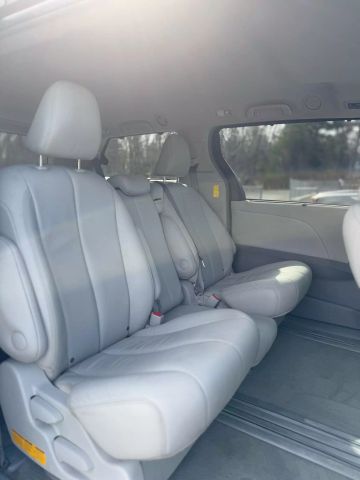 2013 Toyota Sienna Xle Minivan 4d - Image 13