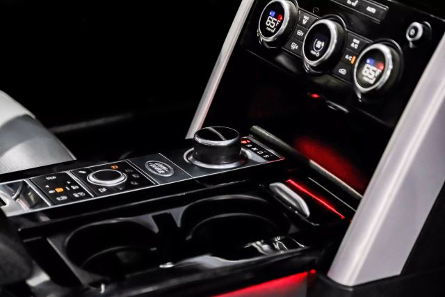 2017 Land Rover Discovery Hse Luxury Sport Utility 4d - Image 26