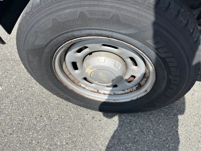 2005 Ford E150 Super Duty Cargo - Image 28