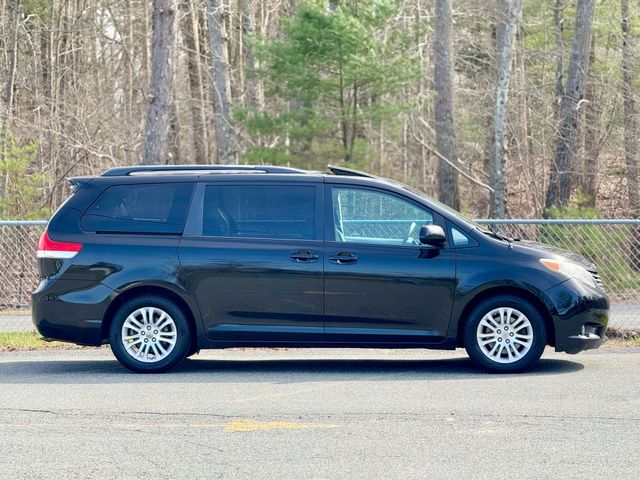2013 Toyota Sienna Xle Minivan 4d - Image 4