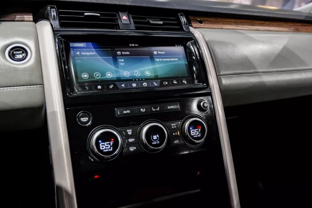 2017 Land Rover Discovery Hse Luxury Sport Utility 4d - Image 31