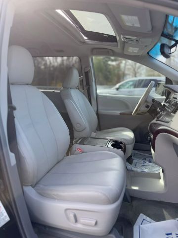 2013 Toyota Sienna Xle Minivan 4d - Image 12