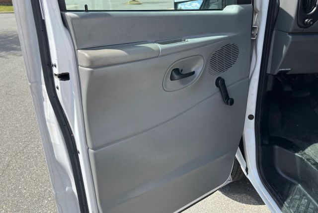 2005 Ford E150 Super Duty Cargo - Image 34