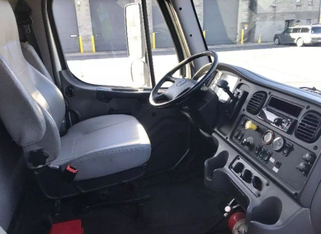 2019 Freightliner M2 106 - Image 8