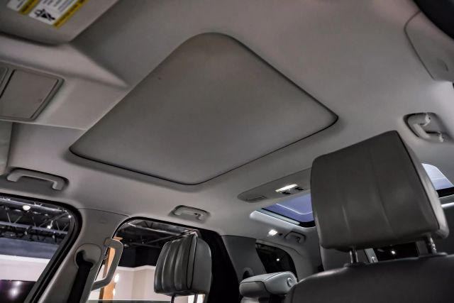2017 Land Rover Discovery Hse Luxury Sport Utility 4d - Image 5