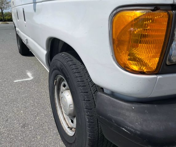 2005 Ford E150 Super Duty Cargo - Image 13