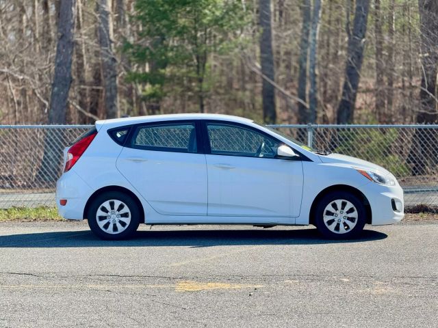 2016 Hyundai Accent Se Hatchback 4d - Image 4