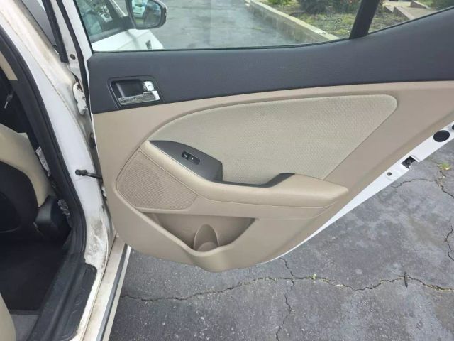 2012 Kia Optima - Image 16