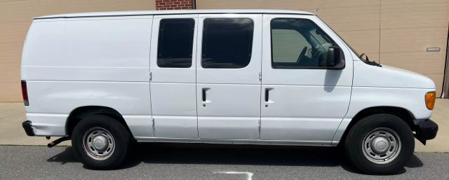 2005 Ford E150 Super Duty Cargo - Image 3