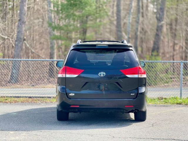2013 Toyota Sienna Xle Minivan 4d - Image 7