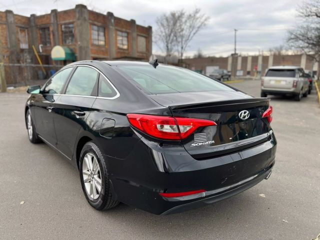 2015 Hyundai Sonata Se Sedan 4d - Image 4