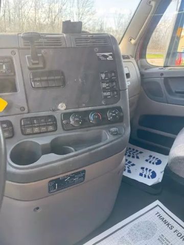 2017 Freightliner Cascadia - Image 6