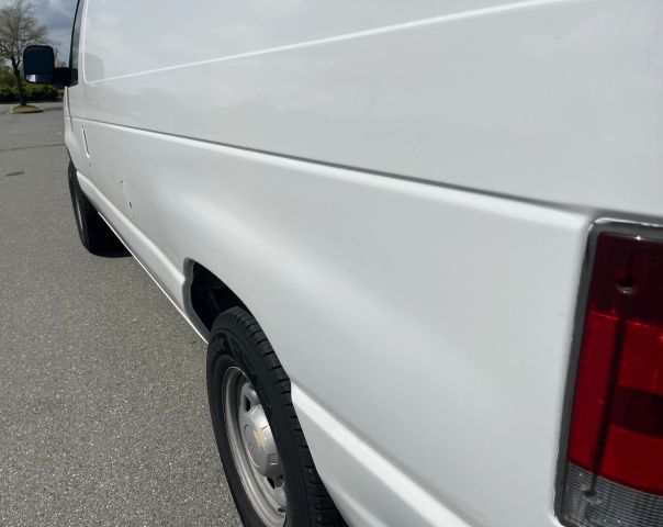 2005 Ford E150 Super Duty Cargo - Image 23