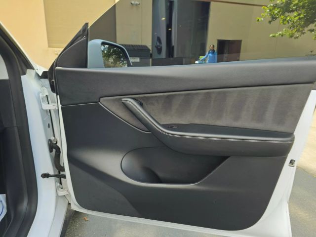 2022 Tesla Model Y - Image 21