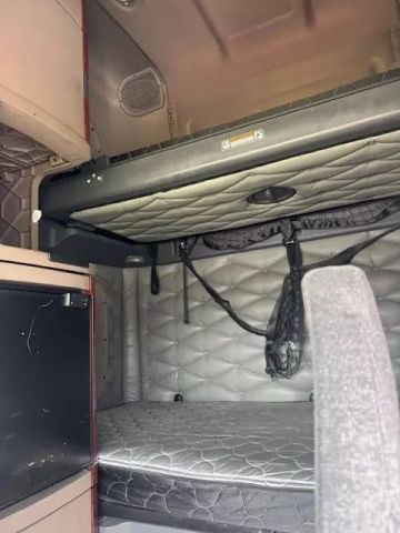 2017 Freightliner Cascadia - Image 9