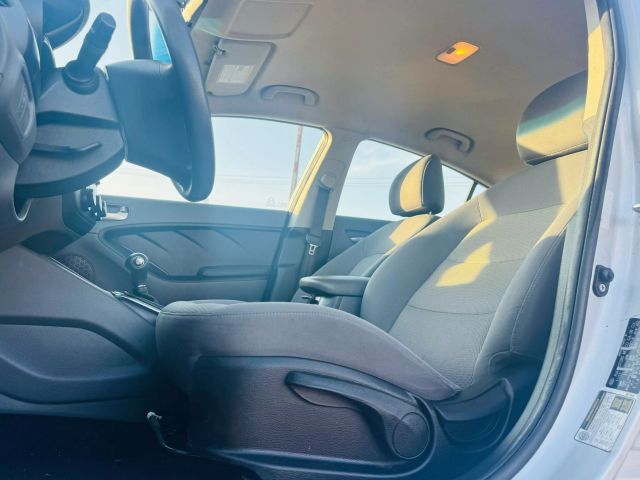2018 Kia Forte - Image 13