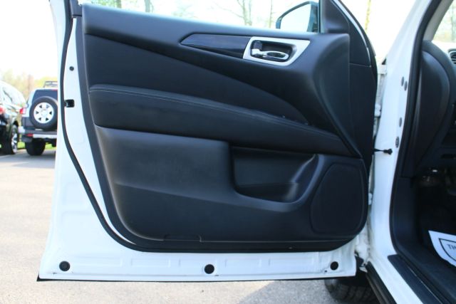 2017 Nissan Pathfinder - Image 9
