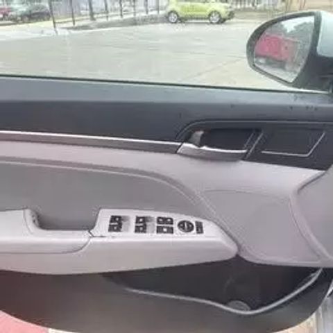 2017 Hyundai Elantra - Image 4