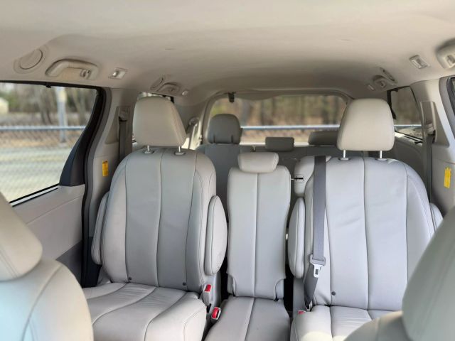 2013 Toyota Sienna Xle Minivan 4d - Image 14