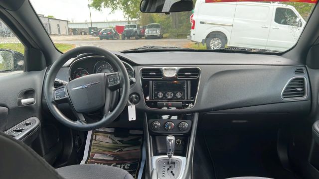 2013 Chrysler 200 - Image 7