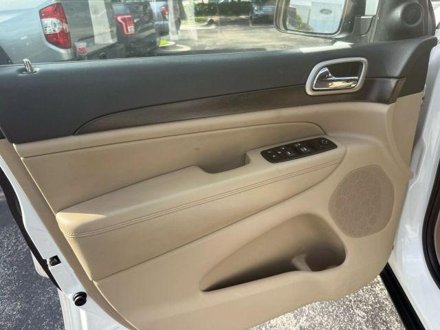 2017 Jeep Grand Cherokee - Image 31