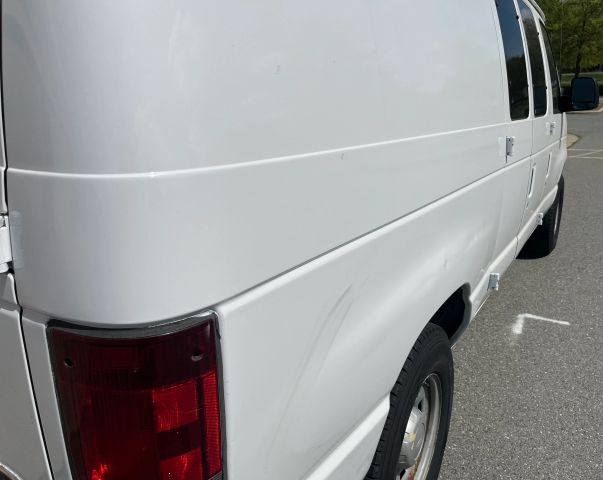 2005 Ford E150 Super Duty Cargo - Image 17