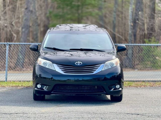 2013 Toyota Sienna Xle Minivan 4d - Image 2