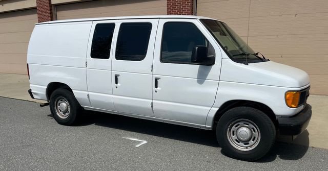 2005 Ford E150 Super Duty Cargo - Image 2