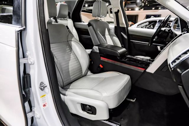 2017 Land Rover Discovery Hse Luxury Sport Utility 4d - Image 36