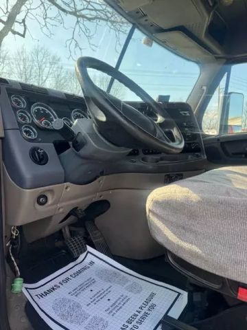 2017 Freightliner Cascadia - Image 5