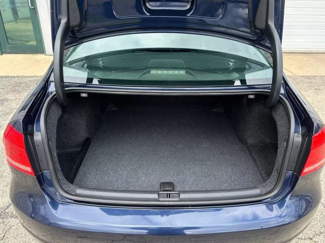 2014 Volkswagen Passat - Image 18