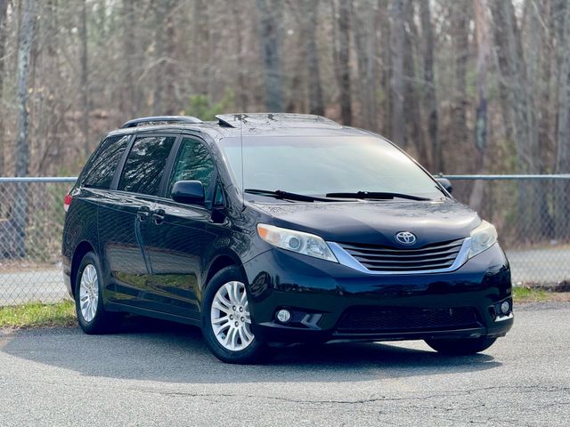 2013 Toyota Sienna Xle Minivan 4d - Image 3