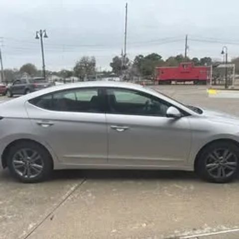 2017 Hyundai Elantra - Image 2
