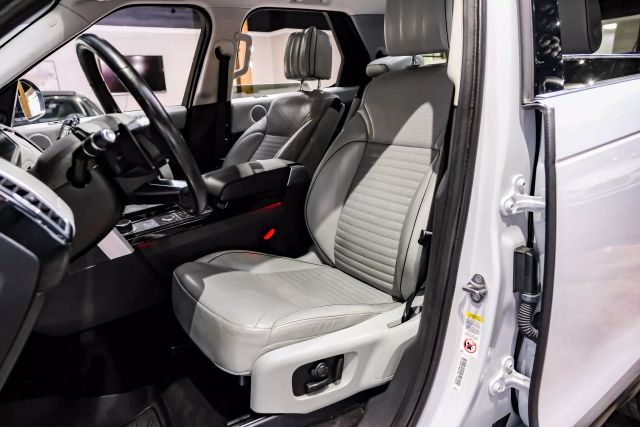 2017 Land Rover Discovery Hse Luxury Sport Utility 4d - Image 4