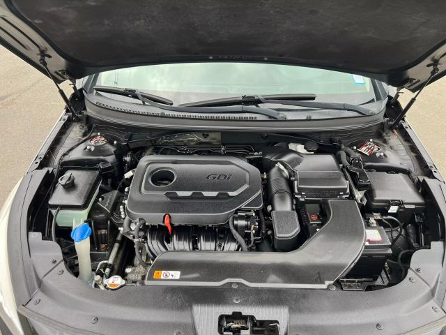 2015 Hyundai Sonata Se Sedan 4d - Image 13