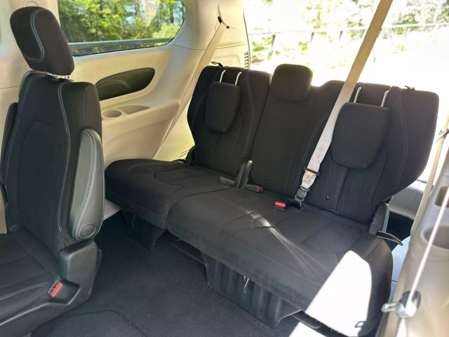 2021 Chrysler Pacifica - Image 10