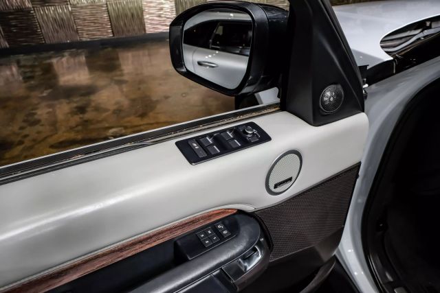 2017 Land Rover Discovery Hse Luxury Sport Utility 4d - Image 46