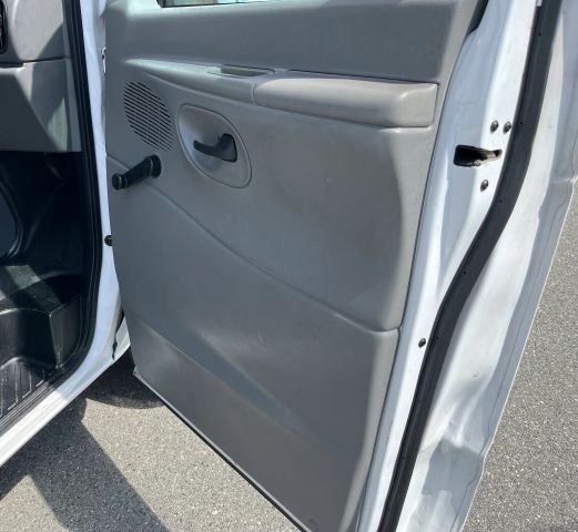 2005 Ford E150 Super Duty Cargo - Image 45