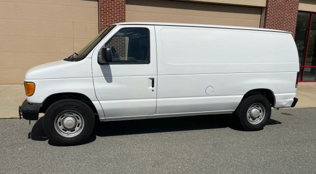 2005 Ford E150 Super Duty Cargo - Image 9