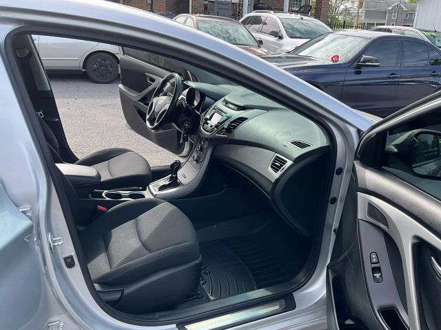 2015 Hyundai Elantra - Image 16