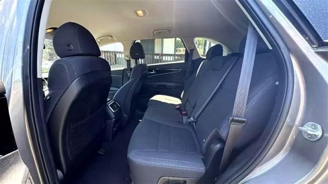 2018 Kia Sorento - Image 13