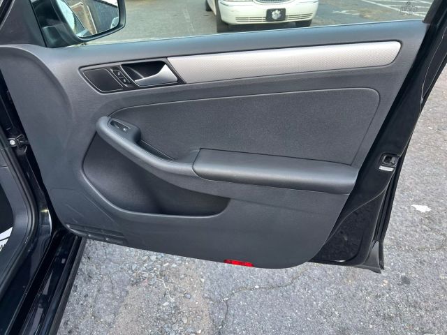 2017 Volkswagen Jetta - Image 25