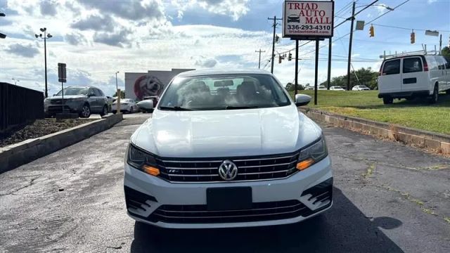 2018 Volkswagen Passat - Image 2
