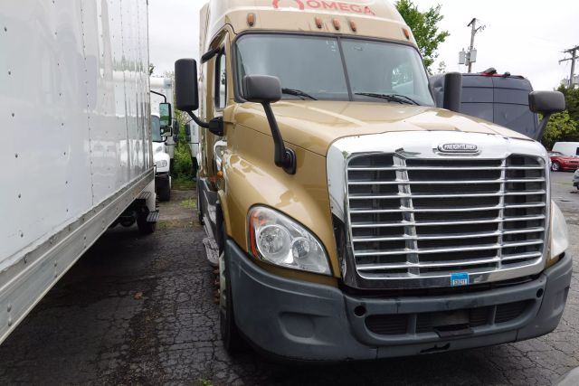2017 Freightliner Cascadia - Image 2