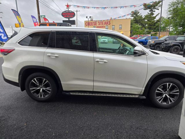 2016 Toyota Highlander Xle Sport Utility 4d - Image 4